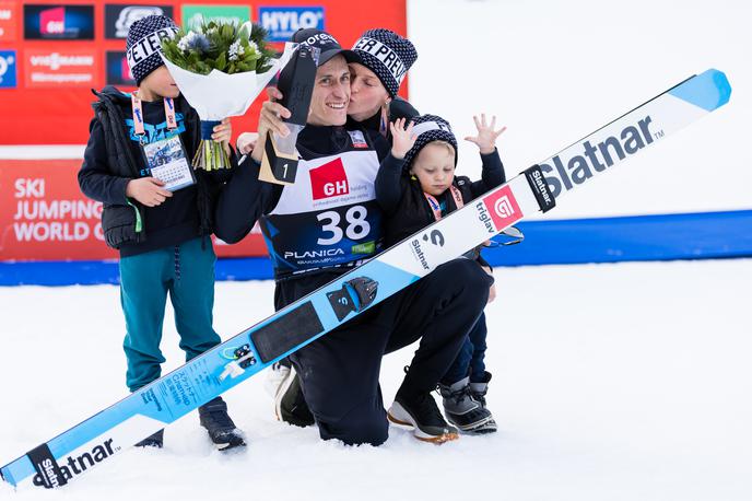 Peter Prevc | Peter Prevc navdušuje ob koncu kariere. V Planici je poletel do velike zmage. In te se je veselil z vso družino. | Foto www.alesfevzer.com