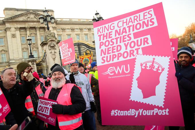 Stavke, zaradi katerih se pred poslovalnicami Royal Maila vijejo dolge vrste ljudi, so predvidene tudi za v nedeljo ter za prihodnja sredo in četrtek. | Foto: Reuters