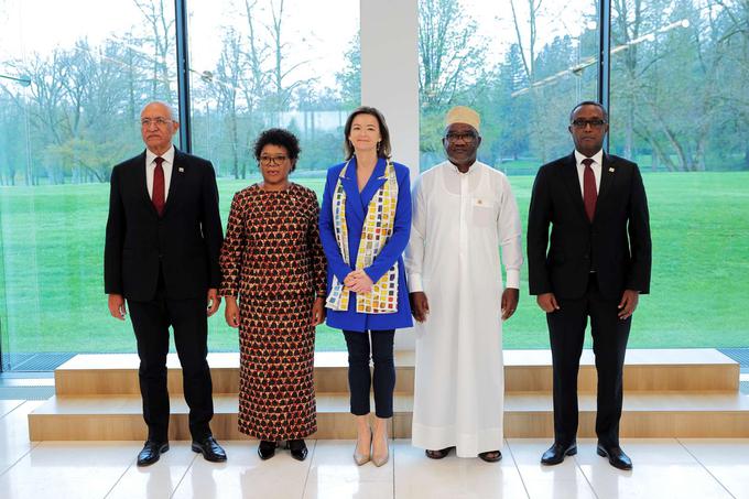 V okviru nabiranje podpore za kandidaturo v Varnostnem svetu je Slovenija aprila letos na Brdu pri Kranju organizirala mednarodno konferenco Dan Afrike. Na fotografiji od leve proti desni: zunanja ministra Zelenortskih otokov in Malavija, Rui Alberto de Figueiredo Soares in Nancy Tembo, slovenska ministrica za zunanje in evropske zadeve Tanja Fajon, minister za zunanje zadeve in mednarodno sodelovanje Zveze Komorov Dhoihir Dhoulkamal in ruandski šef diplomacije Vincent Biruta. | Foto: Matic Prevc/STA