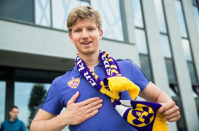 Ob smučanju ima Klemen Kosi še eno ljubezen – nogomet in NK Maribor. | Foto: Vid Ponikvar/Sportida