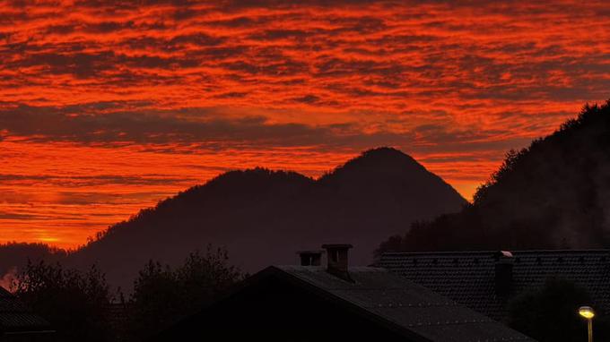 Lepi dnevi s stabilnim vremenom se za nekaj časa poslavljajo, saj je pred nami deževno obdobje. A za vsakim dežjem posije sonce. V naših krajih ga pričakujemo ob koncu tedna. Na fotografiji sončni vzhod nad Šmarno goro, posnet na zadnji letošnji septembrski dan. | Foto: Thomas Bergant