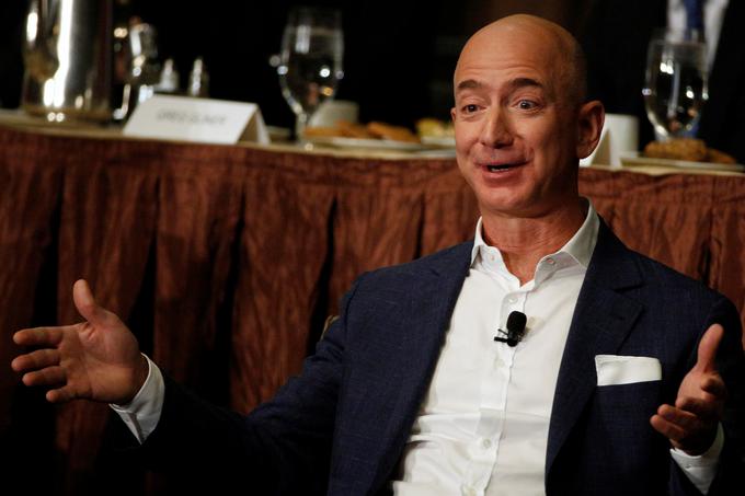 Mednarodna konfederacija sindikatov (ITUC) je Jeffu Bezosu leta 2014 celo podelila naziv "Najslabši šef na svetu". Po njihovem mnenju je Bezos utelešenje nehumane ameriške korporativne kulture, ki je ne zanima dobrobit zaposlenih, temveč le denar. Da je morala delavcev v podjetju Amazon pogosto klavrna in da jih zaradi neposlušnega in preveč zahtevnega vodstva mnogo zapusti sicer stabilno zaposlitev, je eno leto pozneje razkril tudi članek v ameriškem mediju The New York Times (klik). | Foto: Reuters