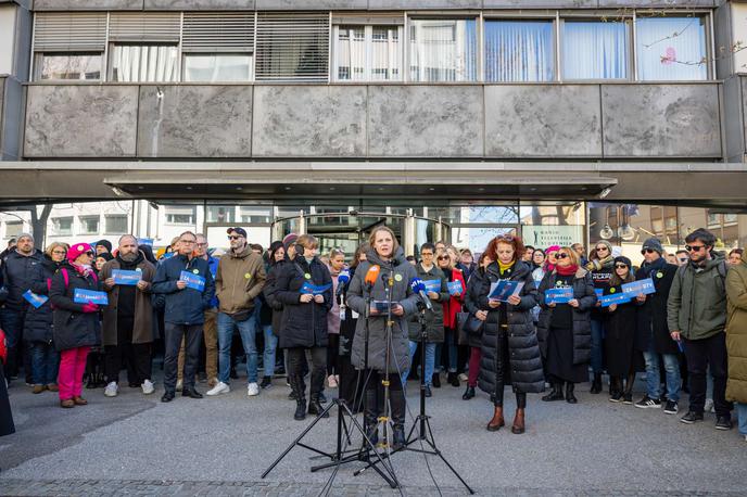 RTV | Stavkajoči so se pred stavbo RTV zbrali ob 12. uri, znova pa se bodo ob 17. uri.  | Foto STA