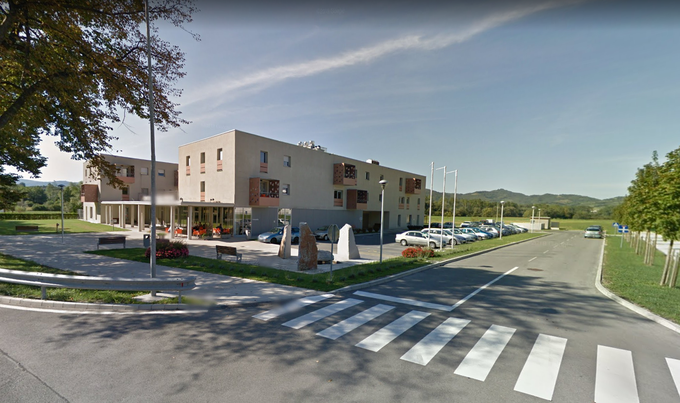 V domu starejših občanov Pristan Vipava so okužbo na koronavirus potrdili pri petih zaposlenih in treh varovancih. | Foto: Google maps