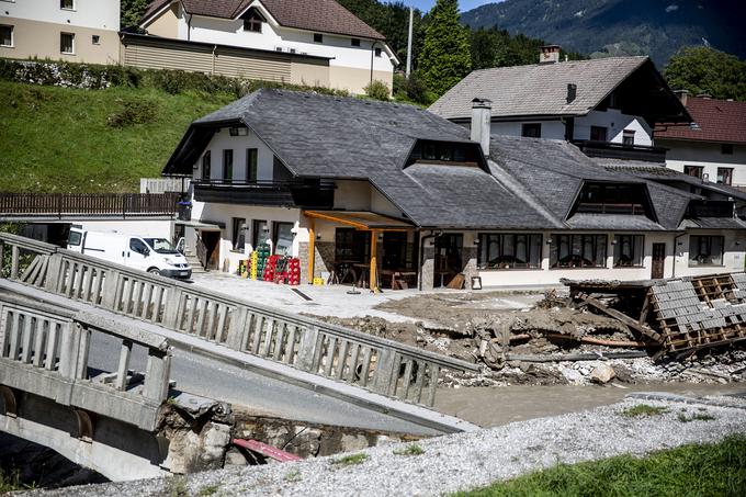 Gasilci so že pripravili seznam poškodovanih objektov in objektov, ki jim nevarnost še grozi. Kot pojasni Jože Oblak, gasilci opišejo, za kakšno grožnjo gre, ali je bila hiša poplavljena ali pa jo je zasul plaz. | Foto: Ana Kovač