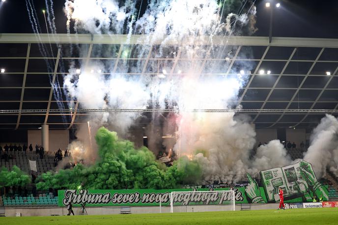 NK Olimpija : NŠ Mura | Olimpija bo morala zaradi večkratnega prižiganja večjega števila bakel navijačev plačati 700 evrov, | Foto www.alesfevzer.com