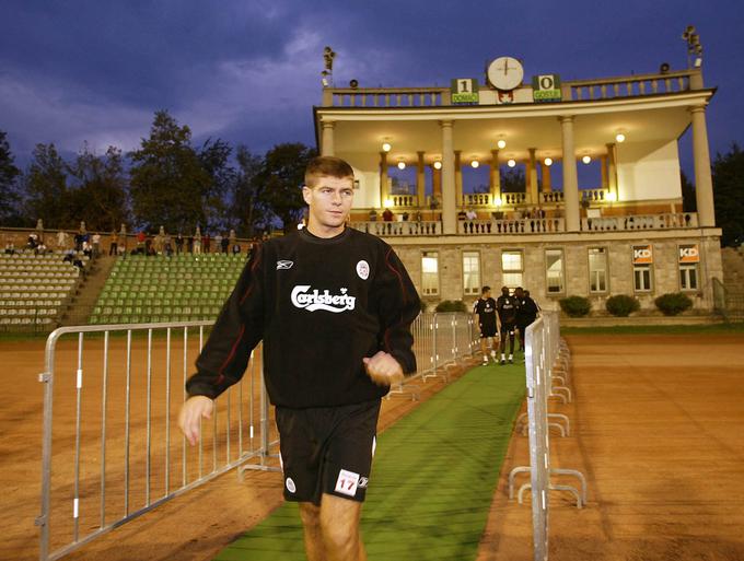 Pred 20 leti je v Ljubljani gostoval Liverpool in za Bežigradom remiziral z 1:1. Zmaje je v vodstvo popeljal Anton Žlogar, za rdeče, pri katerih je takrat blestel Steven Gerrard, pa je izenačil Michael Owen.  | Foto: Reuters