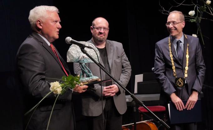 Nekdanji župan Nove Gorice, Mirko Brulc (levo) je prejel naziv častnega doktorja za svoj izjemen prispevek k razvoju znanosti in visokega šolstva. Na sredini dr. Matevž Tomšič, desno dr. Matej Makarovič. | Foto: 