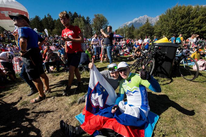 Slovenski navijači so ob progi bodrili naše kolesarje. | Foto: Vid Ponikvar