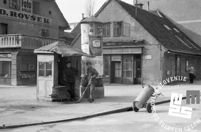 Na Kolodvorski ulici leta 1960. | Foto: Marjan Ciglič, hrani MNZS