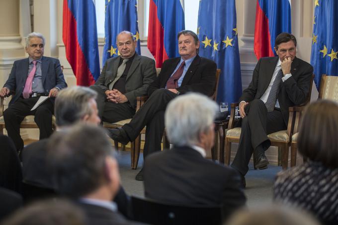 Udeleženci so se strinjali, da se ustavi in pomenu njenega sprejetja daje premalo pozornosti, a da se tudi to s sprejemi, kot je bil današnji, spreminja. | Foto: Matej Leskovšek