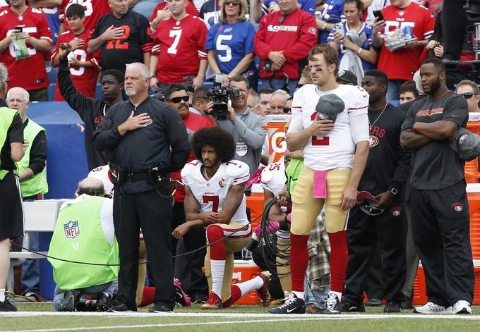 Colin Kaepernick je lani takole protestiral proti rasno motiviranemu nasilju. Danes je brez kluba. | Foto: Reuters