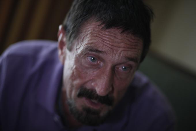 John McAfee je vedno slovel kot zaščitnik digitalne zasebnosti in človek brez dlake na jeziku, ki mu ni bilo težko javno kritizirati ameriške vlade, gospodarstva in tekmecev v svojem poklicu. Zaradi ugleda podjetja McAfee Associates so njegovo mnenje mnogi zelo cenili – pri tem je malce pomagalo tudi dejstvo, da je John McAfee član Mense, mednarodnega združenja za nadpovprečno inteligentne ljudi. | Foto: Reuters