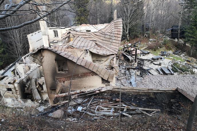 Frischaufov dom | Vzrok za požar, ki je uničil pred kratkim prenovljen Frischaufov dom na Okrešju, naj bi bil znan v prihodnjih dneh.  | Foto Rok Ošep