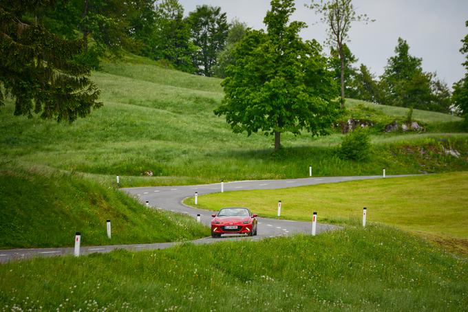 A nazaj k motorju. V testni MX-5 je zmogljivejši od obeh in zmore 118 kilovatov, kar je za dobro tono več kot dovolj. Ne dovolj za udobno in lagodno vožnja; dovolj za tisto, čemu resnično lahko rečemo športno-dirkaška vožnja. Vleče od tisoč vrtljajev v minuti, in to tudi v 6. prestavi, ko je hitrost kakih 40 kilometrov na uro, in celo rahlo navkreber. Elastičnost je tako vrhunska: od 1.000 do 6.700, ko elektronika povsem nezaznavno prekine vžig, v 6. prestavi pa to pomeni od 40 do 214 kilometrov na uro, kolikor obljublja tovarna. | Foto: 