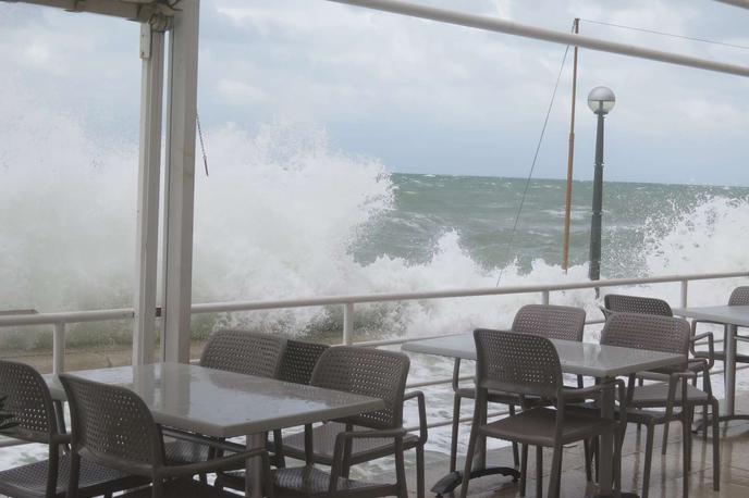 Poplave, Slovenija, reke, Piran | Stanje v Piranu se še ni umirilo, čeprav se je gladina morja nekoliko spustila. Večje nevarnosti za zdaj ni, so pa gasilci v pripravljenosti. Skrbi jih, kaj bo v noči na nedeljo. | Foto STA