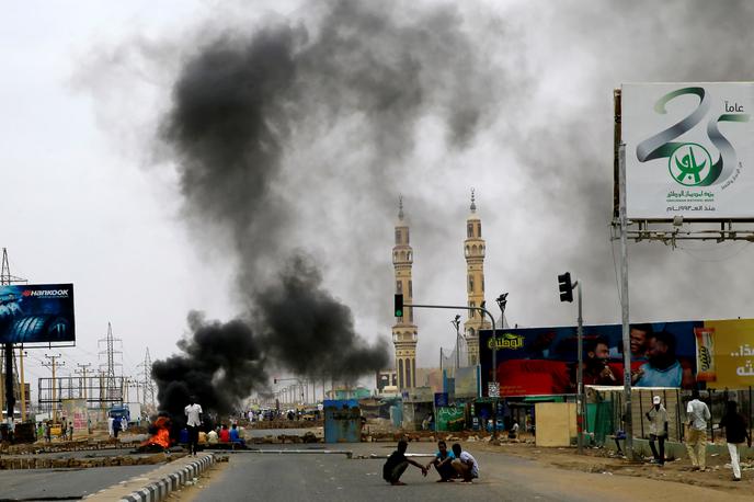 Sudan | Udar je sledil večmesečnim množičnim protestom, ki se nadaljujejo tudi po udaru. | Foto Reuters