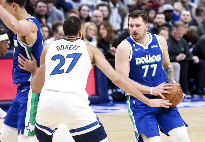 Luka Dončić je ostal brez zmage proti Rudyju Gobertu, ki ga je v prejšnji sezoni izločil v končnici, ko je Francoz igral še za Utah. | Foto: Reuters