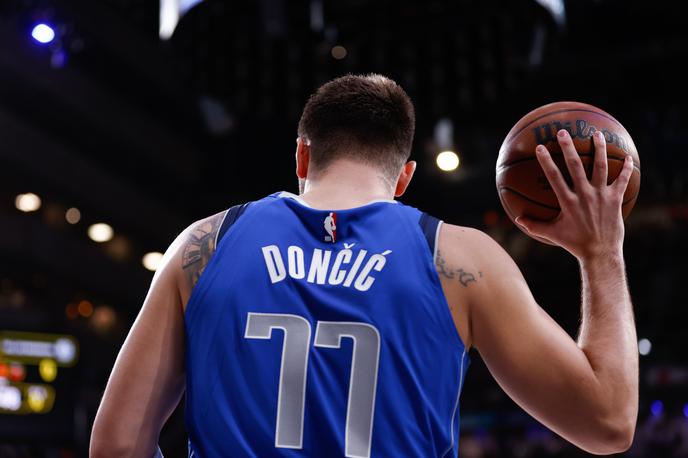 Luka Dončić | Dallasov dres Luke Dončića s številko 77 je šesti najbolje prodajani dres v ligi NBA. | Foto Guliverimage