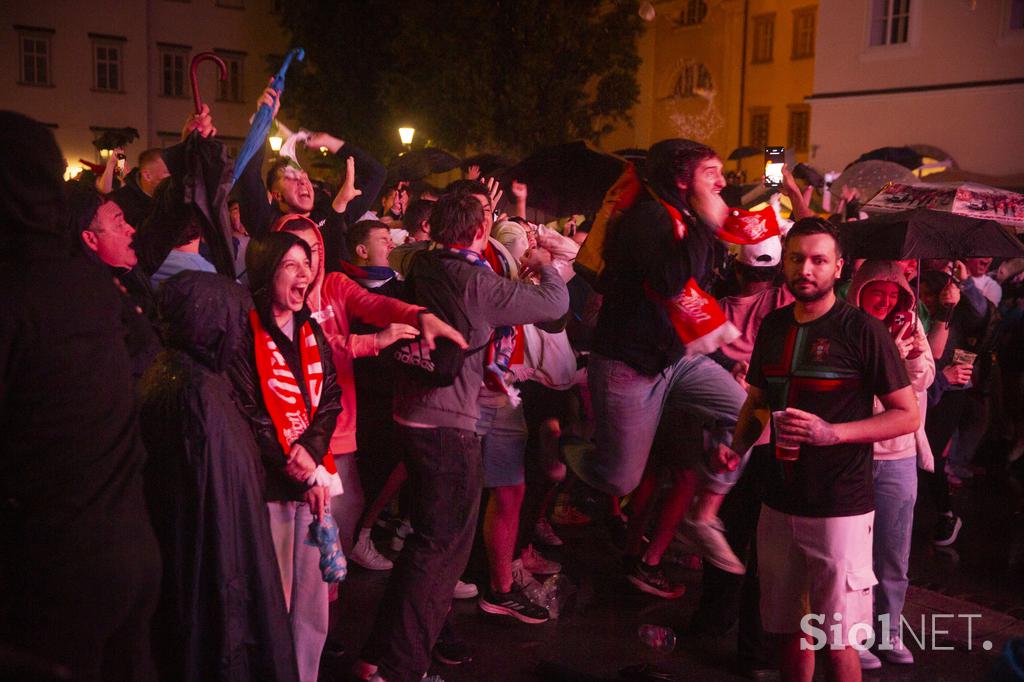 Spremljanje nogometne tekme Slovenija - Portugalska na POgačarjevem trgu v Ljubljani.