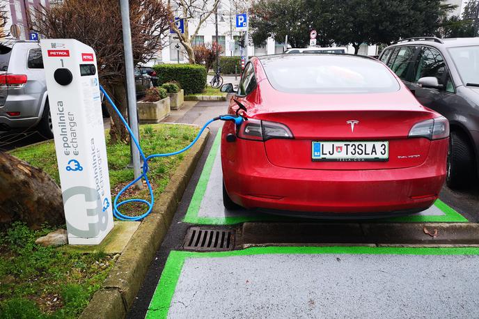 Tesla model 3 | Za javno polnjenje na polnilnicah AC bo treba pri teslah kabel dokupiti. | Foto Gregor Pavšič