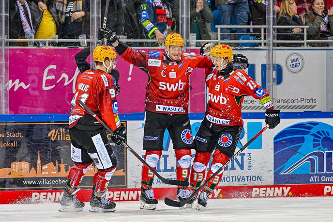 Miha Verlič, Jan Urbas, Žiga Jeglič, Fischtown Pinguins | Trio Miha Verlič, Jan Urbas, Žiga Jeglič je v prvi tretjini zrežiral dva zadetka Fischtown Pinguins iz Bremerhavna. Nemško moštvo je na koncu zmagalo s 5:0. | Foto Guliverimage