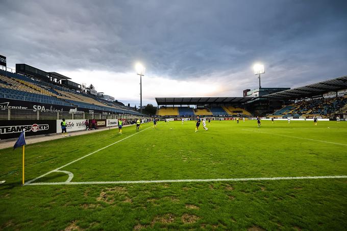 Travnata površina na celjskem stadionu Z'dežele že dolgo ni v bajnem stanju. | Foto: www.alesfevzer.com