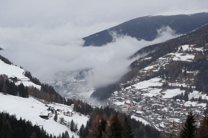 V Val Gardeni je megla v petek povzročala težave prirediteljem. | Foto: Reuters