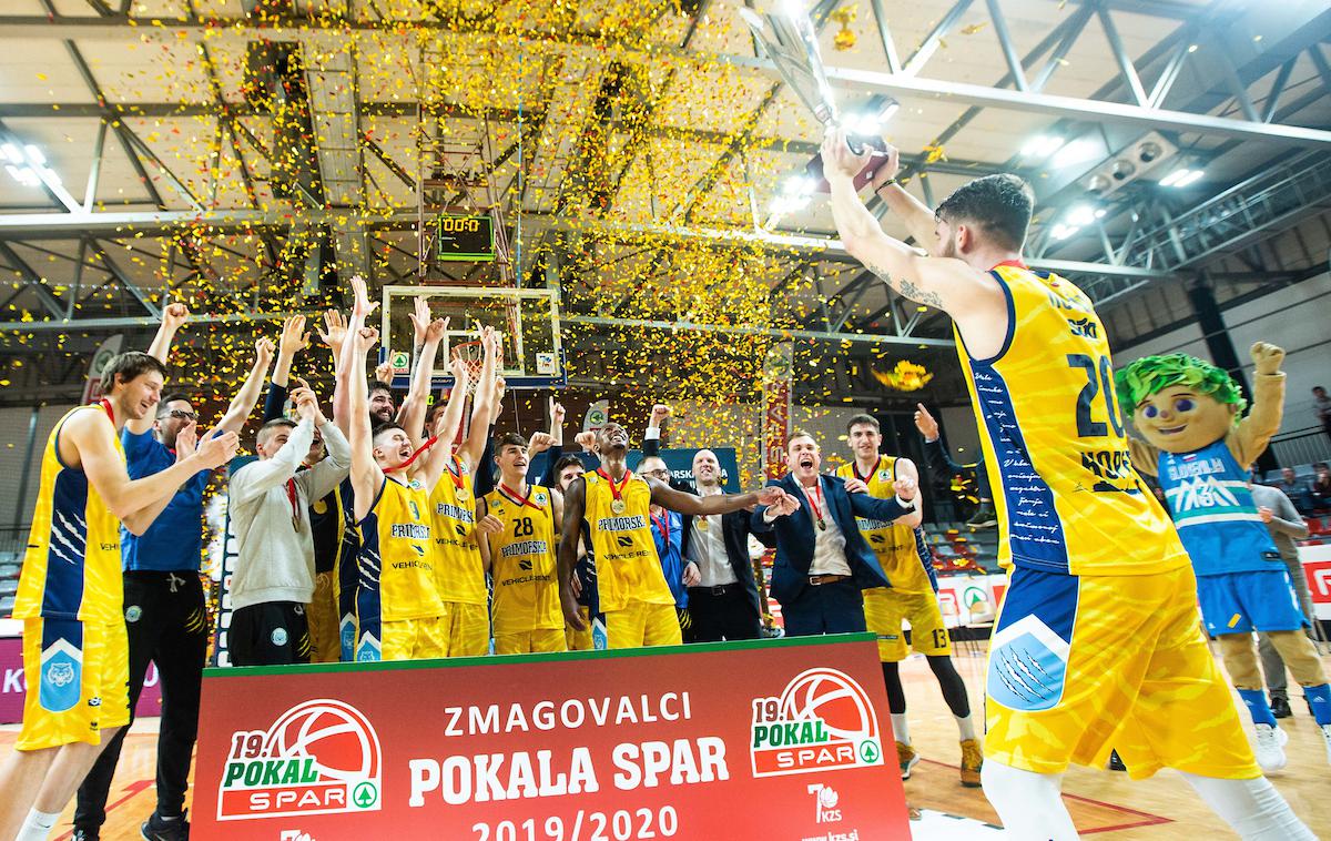 Koper Primorska Cedevita Olimpija | Alen Hodžić je kot kapetan dvignil pokal najboljšega visoko v zrak in izpostavil, kako težko je bilo po turbulentnem obdobju, ki so ga v klubu preživljali. | Foto Grega Valančič/Sportida