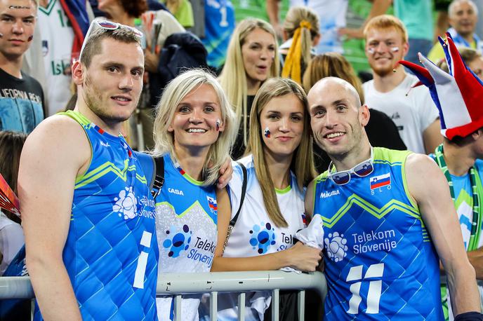 EuroVolley 2019: Slovenija - Poljska, Tonček Štern, Žiga Štern | "Zasluženo smo zmagali. Če bomo igrali tako, kot smo igrali zadnji dve, tri tekme, se nimamo česa bati," je po uvrstitvi v finale evropskega prvenstva dejal eden od bolj razpoloženih ob polfinalni zmagi Tonček Štern (skrajno levo). Finale bo v nedeljo ob 17.30. | Foto Matic Klanšek Velej/Sportida