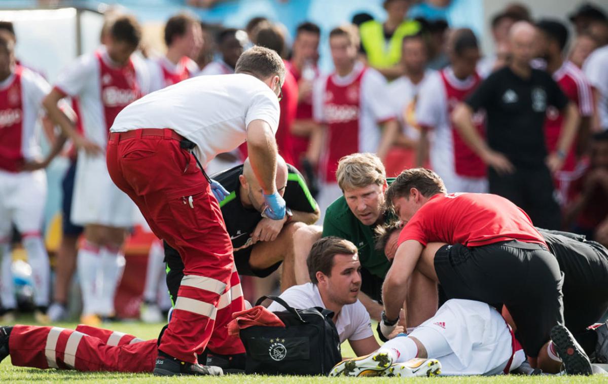 Abdelhak Nouri | Grozljivi prizori, ki so nastali 8. julija 2017. Abdelhak Nouri po zastoju srca negiben leži na zelenici v avstrijskem Zillertalu. | Foto Getty Images