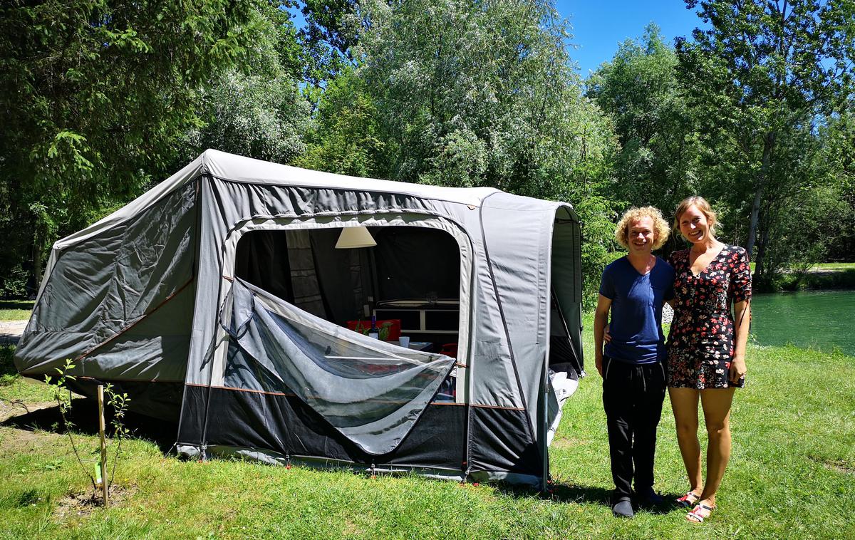 Mercedes potovanje | Medtem ko njun mercedes-benz iz leta 1998 in šotorska prikolica še potujeta iz Avstralije, sta Melanie Heitmann in Stefan Krallinger obiskala kamp Menina v Logarski dolini. | Foto Gregor Pavšič