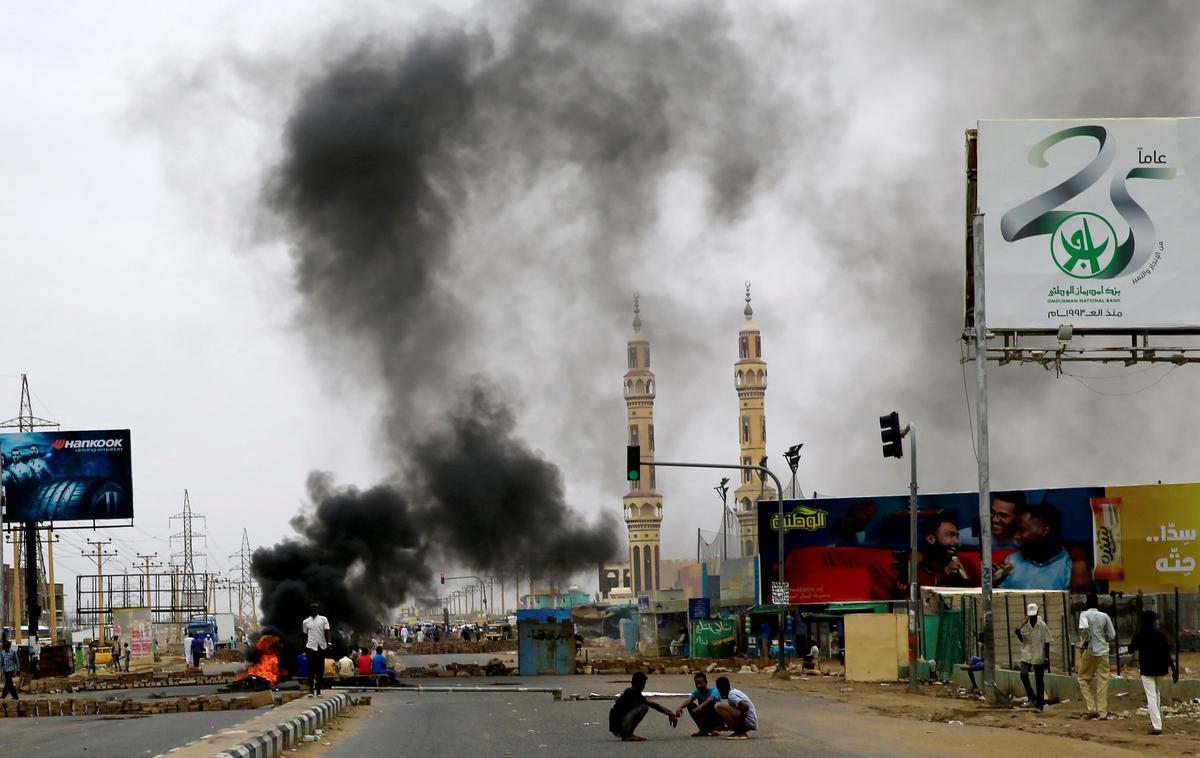 Sudan | Udar je sledil večmesečnim množičnim protestom, ki se nadaljujejo tudi po udaru. | Foto Reuters