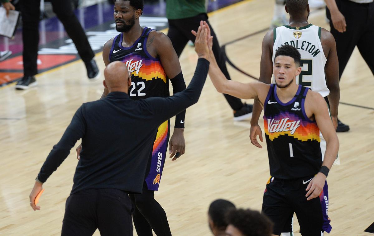 Phoenix Milwaukee | Devin Booker je proti Milwaukeeju na drugi finalni tekmi zadel kar sedem trojk. | Foto Reuters