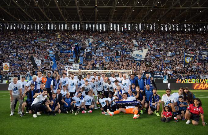 Atalanta je po tekmi s Torinom navijačem pokazala še lovoriko za zmago v finalu evropske lige. | Foto: Reuters