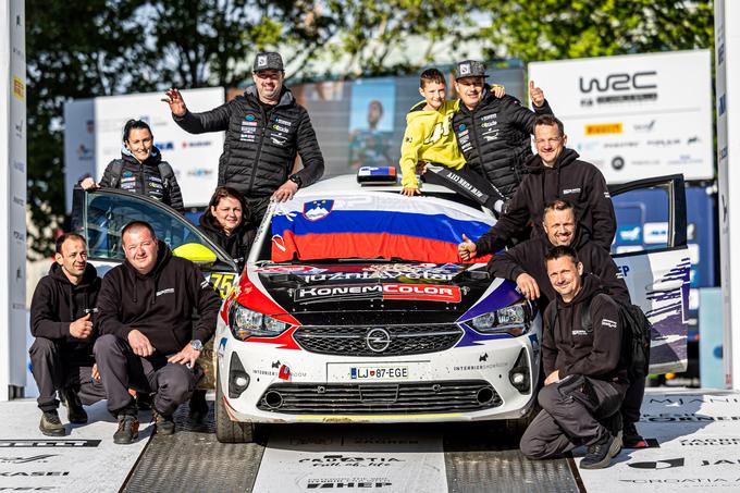 Slovenska posadka Jan Medved - Izidor Šavelj (opel corsa rally4) v cilju skupaj z ekipo Servis Podlesnik Rally Sport. | Foto: Uroš Modlic