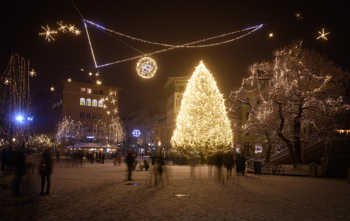 Ljubljana, Lučke | Mnogi letos ne bodo mogli biti v krogu svojih najbližjih ali bodo praznike celo preživljali sami. Mnogi so zaradi pandemije zgubili ljubljeno osebo, zaposlitev ali finančno varnost. Vse to so obremenjujoče izkušnje, ki lahko povzročijo zaskrbljenost, obupanost, strah, jezo, stisko, osamljenost ali različne druge težave. | Foto STA