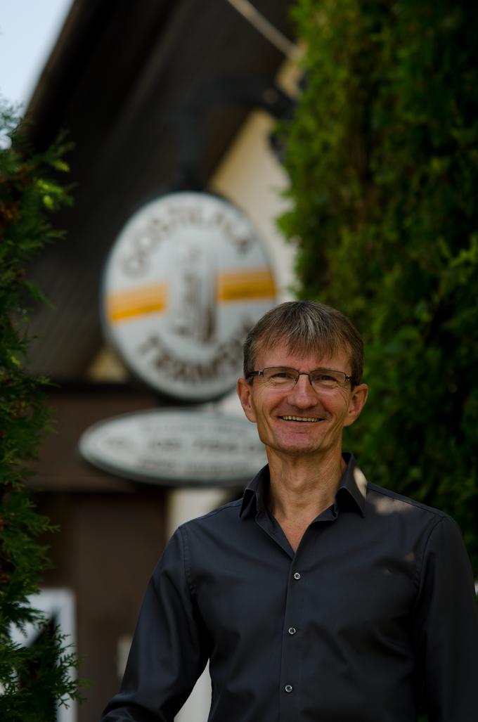 "Gostu nočem le poriniti jedilnega lista v roko. Jaz ga sprejmem, mu ponudim aperitiv, mu priporočam hrano, in mnogi, ki tega drugod niso navajeni, so zelo presenečeni." | Foto: Matjaž Vertuš