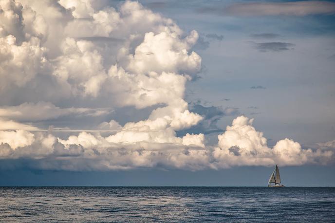 Ocean, morje | Število mrtvih morskih con, kjer je stopnja kisika padla na nič, se je od leta 1950 izrazito povečalo, na odprtem morju za štirikrat, na obalnem pa celo za desetkrat. | Foto Thinkstock