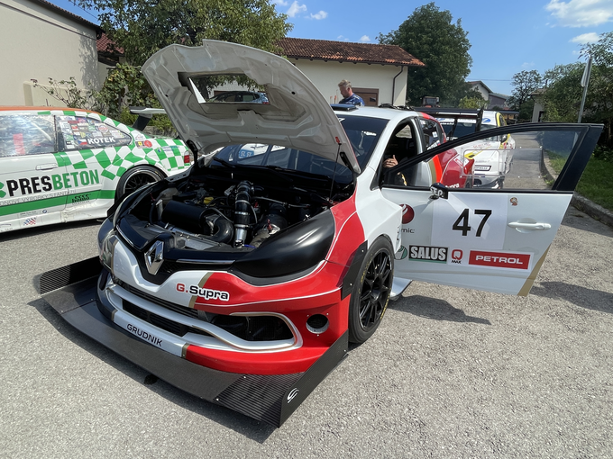 Matej Grudnik in njegov štirikolesno gnani renault clio E1. | Foto: Gregor Pavšič