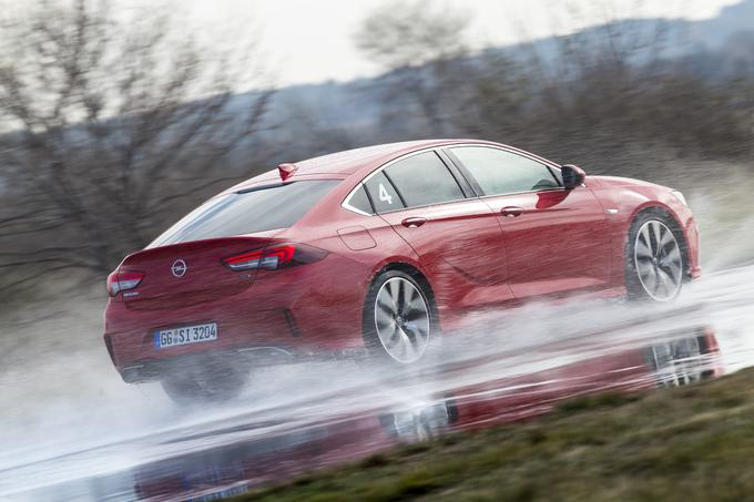 Štirikolesni pogon z vektoriranjem navora poskrbi za dodatno piko na i. Vozniku v vsakem vremenu zagotavlja potrebno samozavest in zanesljivost. | Foto: Opel