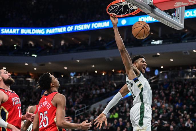 Giannis Antetokounmpo | LaMelo Ball je pomagal Charlottu do zmage nad Miamijem. | Foto Reuters