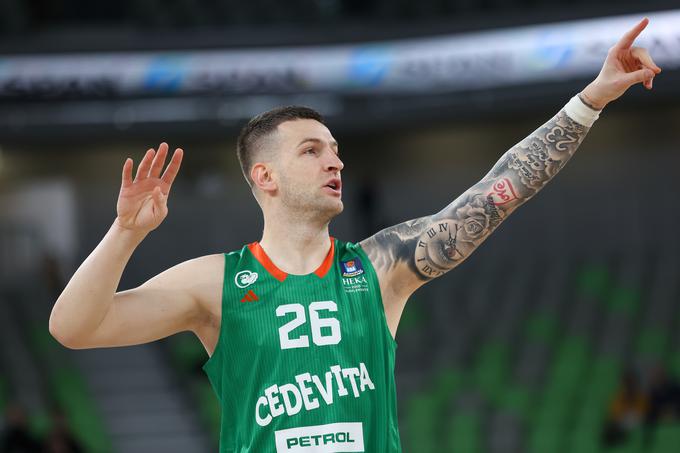 Alen Omić je v prvem polčasu dosegel 20 od svojih 22 točk, za dvojni dvojček je dodal še 11 skokov. | Foto: Filip Barbalić/www.alesfevzer.com