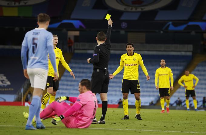 17-letni Anglež Jude Bellingham je v 29. minuti namesto doseženega zadetka za 1:1 dobil rumeni karton. | Foto: Reuters