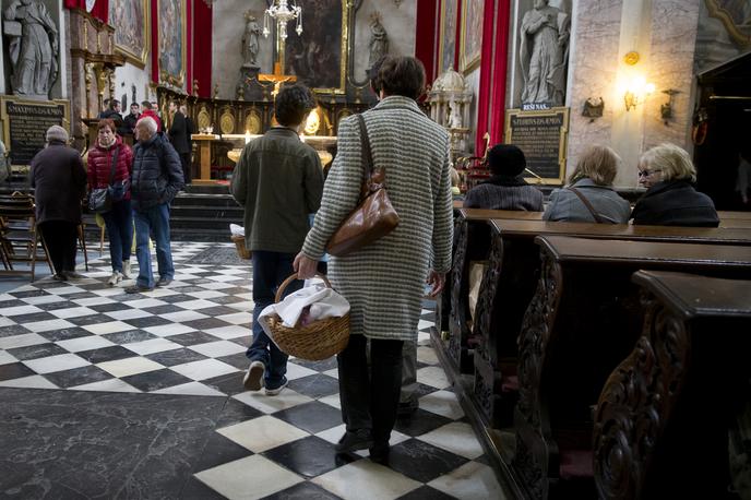 stolnica velika noč | Na največji krščanski praznik danes zjutraj v cerkvah potekajo vstajenjske procesije z mašami. | Foto Ana Kovač