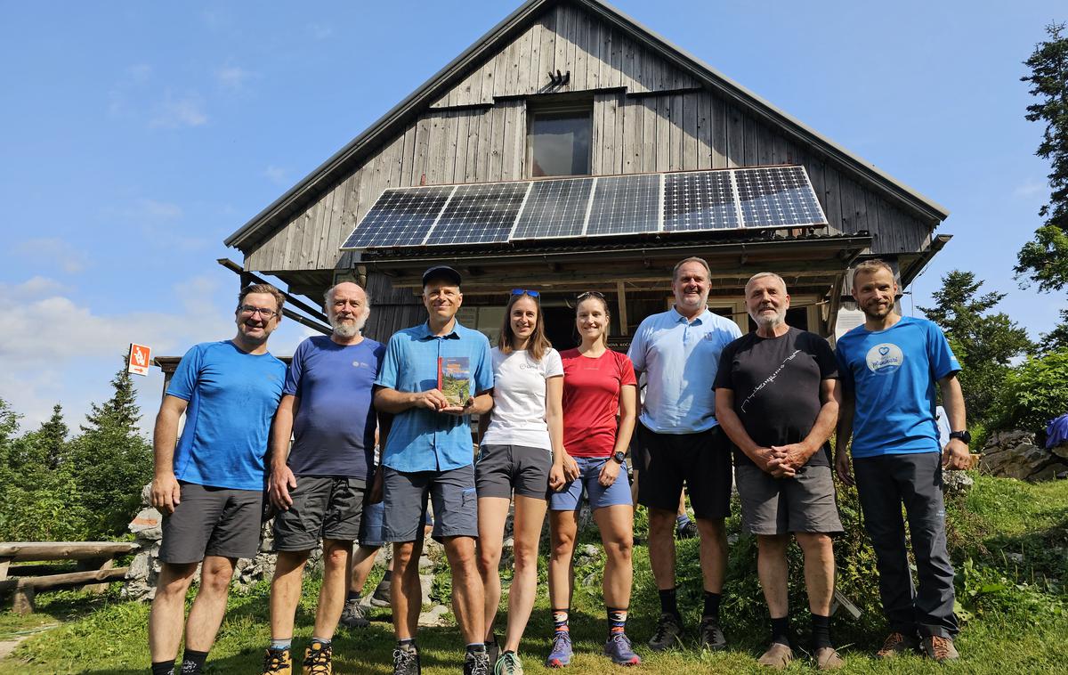 PZS Orožnova koča z avtobusom vlakom | Pobudo akcije "Z JPP do dolin in peš do višin" so nam predstavili na Orožnovi koči. | Foto Manca Ogrin/PZS