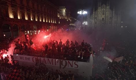 Bakle in ognjemet, Guardiola plesal in kadil cigaro #video