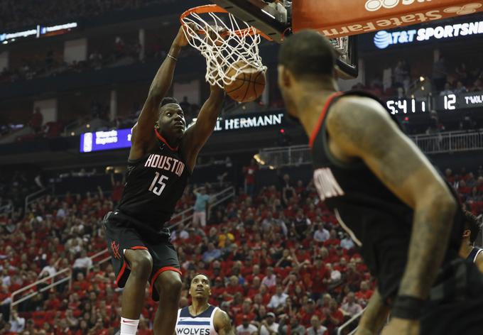 Clint Capela je bil ponoči najučinkovitejši igralec Houstona. | Foto: Getty Images