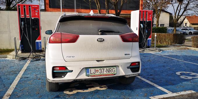 Kia e-niro v praksi na slovenskih cestah omogoča od 300 pa tudi vse tja do 500 kilometrov dosega. | Foto: Gregor Pavšič