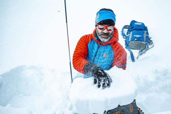 Kloža je trda, zbita plošča snega, ki se utrga in sproži že ob manjši obremenitvi.  | Foto: Ana Kovač